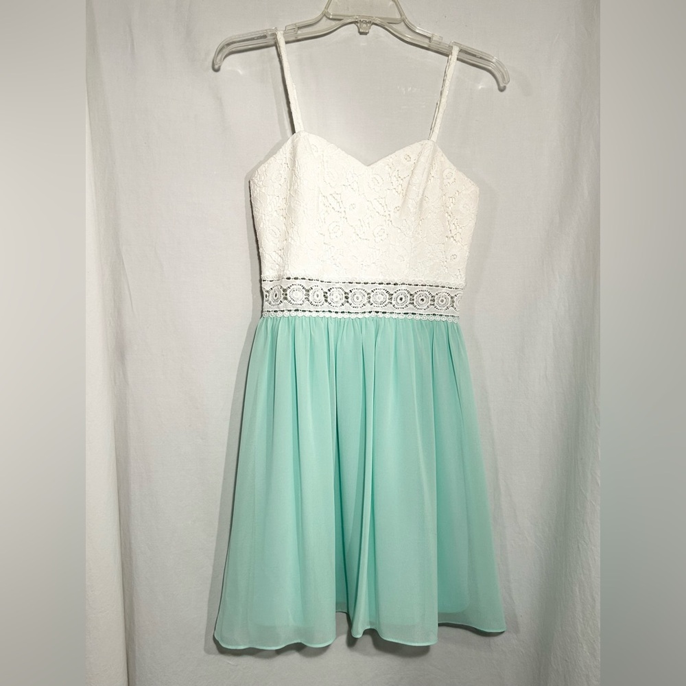 WOMENS SIZE 9 SLEEVELESS LINED GREEN W/ WHITE LACE ZIP BACK DRESS
